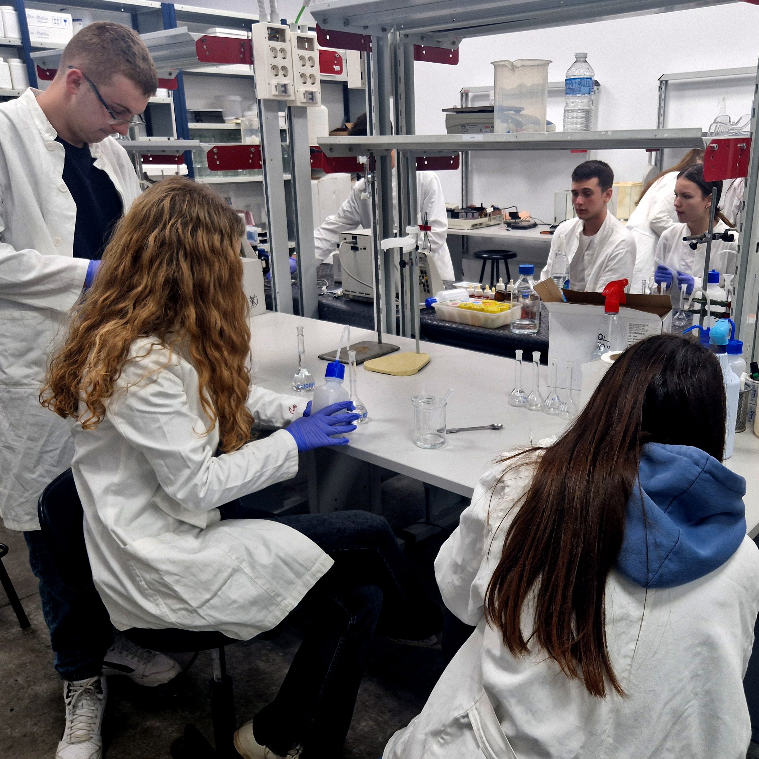 Ucenici u laboratoriju